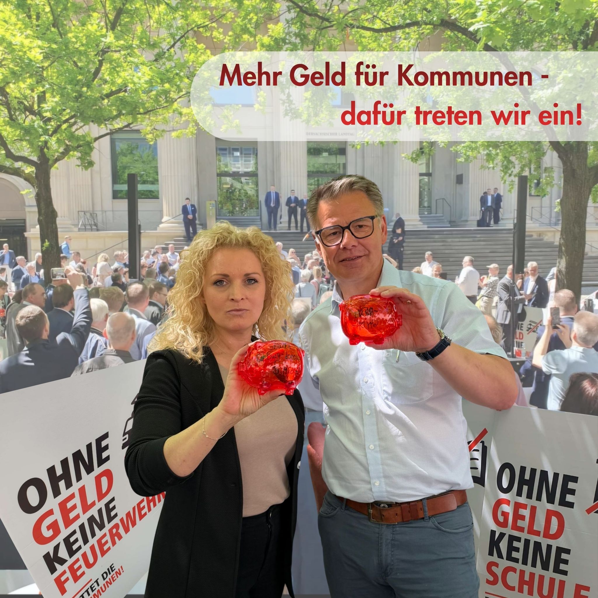 Eintreten für bessere finanzielle Versorgung der Kommunen in Niedersachsen: Judy Grothe und Martin Franke vor dem Landtag in Hannover.