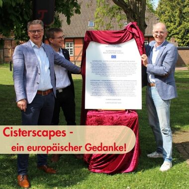 Gemeinsam mit dem 1. Kreisrat Lutz Hoffmann und Abt Ralf Meister darf ich das Kulturerbe-Siegel enthüllen.
