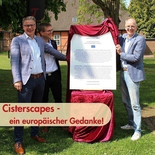 Gemeinsam mit dem 1. Kreisrat Lutz Hoffmann und Abt Ralf Meister darf ich das Kulturerbe-Siegel enthüllen.