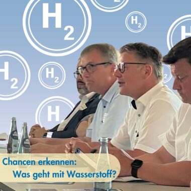 Martin Franke (Mitte) will sich im Landkreis Nienburg dafür einsetzen, die Einsatzmöglichkeiten erneuerbarer Energien wie Wasserstoff konsequent im Auge zu behalten.