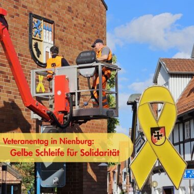 Am zweiten Nationalen Veteranentag wird an Nienburgs Rathaus eine gelbe Schleife befestigt.