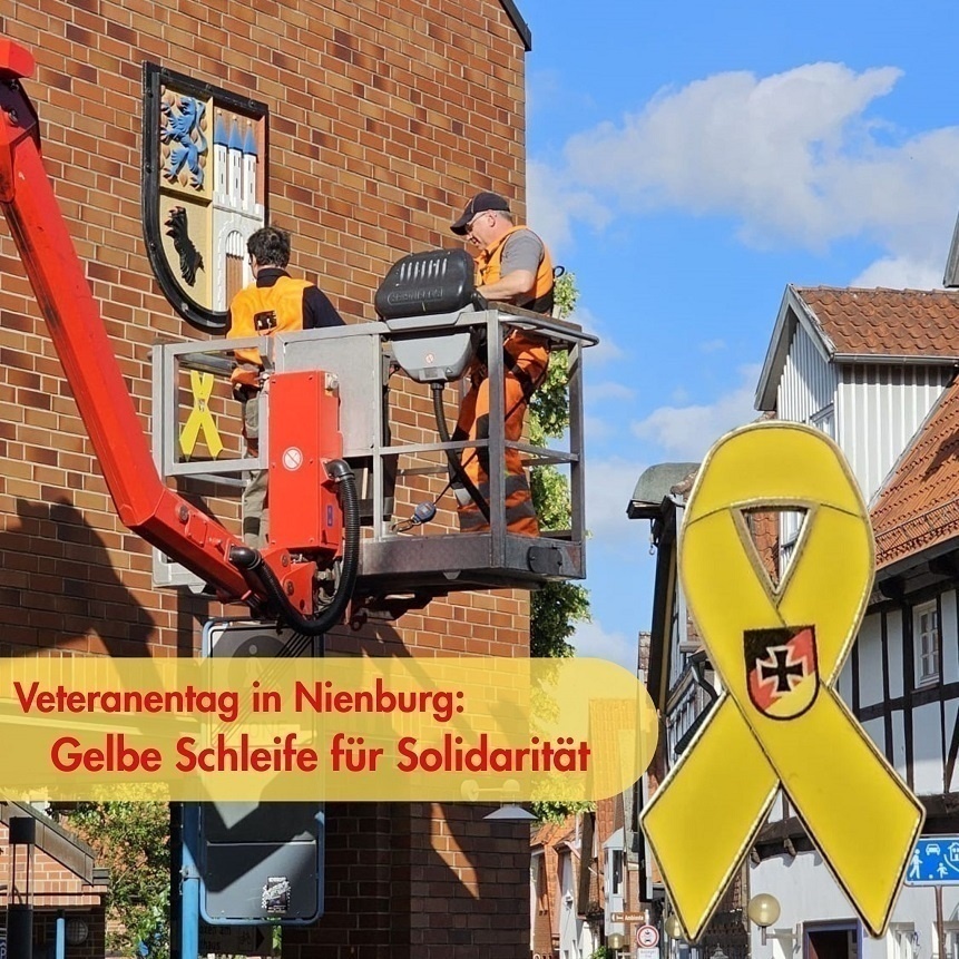 Am zweiten Nationalen Veteranentag wird an Nienburgs Rathaus eine gelbe Schleife befestigt.