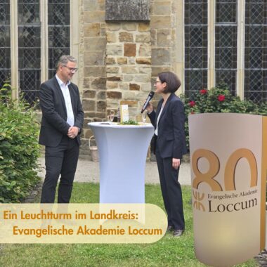 Gratulation: Martin Franke beglückwünscht Julia Koll, Direktorin der Evangelischen Akademie Loccum, zum 80. Geburtstag der Bildungseinrichtung.
