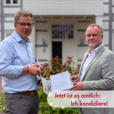 Kandidatur steht fest: Martin Franke (links) übergibt Landrat Detlev Kohlmeier seine Unterlagen zur Kandidatur zum Landrat des Landkreises Nienburg/Weser.