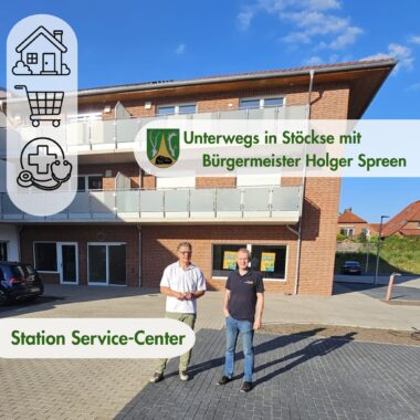 Unterwegs in Stöckse: Martin Franke lässt sich von Dr. Holger Spreen zeigen, was im Dorf geschaffen wurde und welche Pläne es noch gibt.