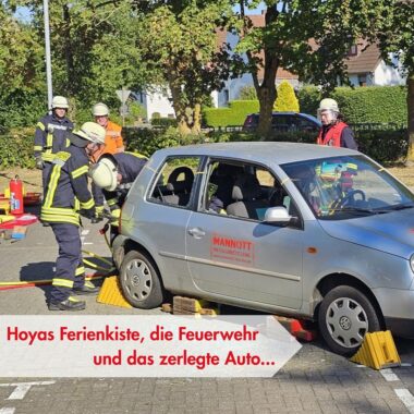Ferienkiste in der Grafschaft Hoya - und die Freiwillige Feuerwehr zerlegt zur Freude der Kinder ein Auto.