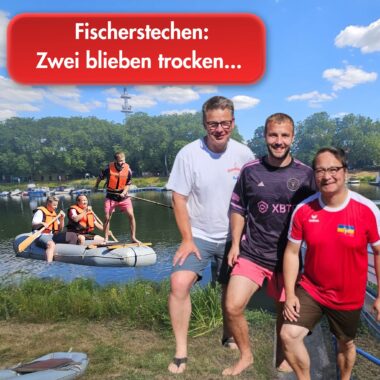 Zwei im Boot, einer nass: Martin Franke, Luca Özdemir und Jan Wendorf beim Fischerstechen in Nienburg.