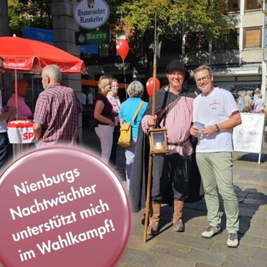 Lautstarke Wahlkampfunterstützung: Stephan van Hausen mit Martin Franke.