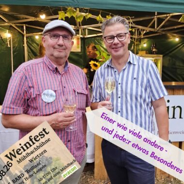 Dieter Pielhop und Martin Franke beim Weinfest des Dorfkulturkreises in Wietzen.